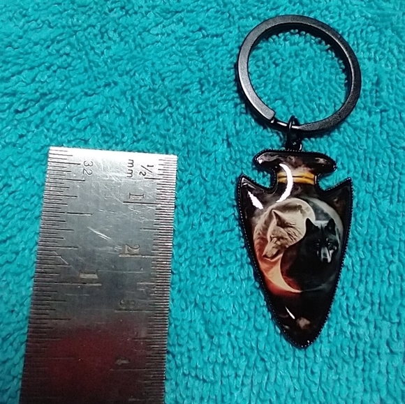 Black arrowhead keychain white wolf black wolf twins jewelry - Picture 2 of 3